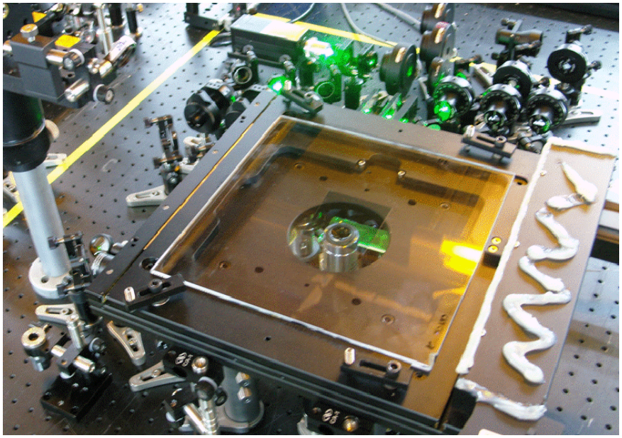 Resolution enhancement of holographic printer using a hogel overlapping method